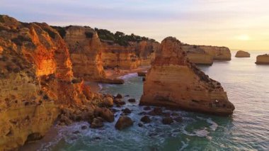 Marinha Sahili, Deniz Yığınları, Kayalıklar ve Gündoğumunda Atlantik Okyanusu. Altın Saat. İHA atışı. Algarve, Portekiz. İleriye Taşınma
