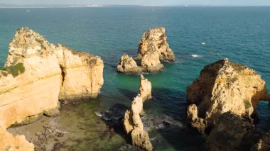 Güneşli bir günde Ponta da Piedade Kaya oluşumları, Kayalıklar ve Atlantik Okyanusu. Algarve, Portekiz