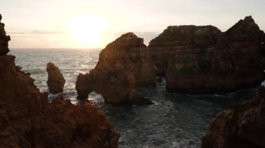 Ponta da Piedade Kemerleri, Kaya oluşumları, Kayalıklar ve Atlantik Okyanusu. Algarve, Portekiz