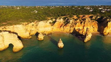 Marinha Sahili, Kemer, Deniz Yığını, Altın Kayalıklar ve Güneşli Sabah Atlantik Okyanusu. Havadan çekim. Algarve, Portekiz. Yan Taraflar Taşınıyor