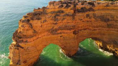 Güneşli bir günde Algarve Kemeri, Kayalıklar ve Atlantik Okyanusu 'nun Yüreği. Hava görüntüsü. Altın Saat. Algarve, Portekiz. Yörüngede
