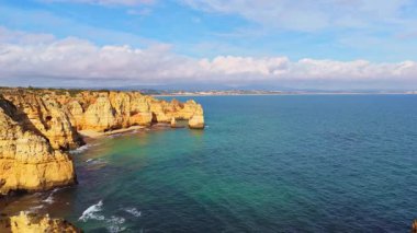 Ponta da Piedade Burnu, Kaya oluşumları, Kayalıklar, Atlantik Okyanusu, güneşli bir günde. Hava görüntüsü. Algarve, Portekiz. Geri çekiliyorum. Görüntü Görüntüsü