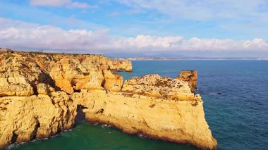 Ponta da Piedade Burnu, Altın Kayalar, Kayalıklar, Güneşli bir günde Atlantik Okyanusu. Hava görüntüsü. Algarve, Portekiz. İleriye ve yukarıya doğru ilerliyoruz. Görüntü Görüntüsü
