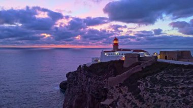 Cape Saint Vincent, Lighthouse, Cliffs ve Atlantic Ocean Akşam Alacakaranlığı 'nda. Hava görüntüsü. Sagres, Algarve, Portekiz. İleriye Taşınma