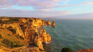 Ponta da Piedade Kaya oluşumları, Altın Kayalıklar ve Güneşli Sabah Atlantik Okyanusu. Hava görüntüsü. Lagos, Algarve, Portekiz. İleriye Taşınma