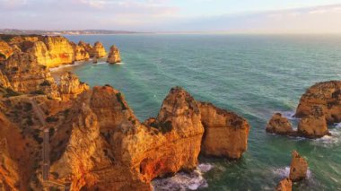Ponta da Piedade Kaya oluşumları, Altın Kayalıklar ve Güneşli Sabah Atlantik Okyanusu. Hava görüntüsü. Lagos, Algarve, Portekiz. Yörüngede