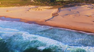 Guincho Sahili, Sand Dunes Akşam Vakti. Hava Yüksek Açılı Atış. Atlantik Okyanusu, Portekiz. Yan Taraflar Taşınıyor