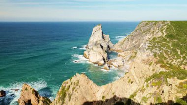 Cabo da Roca, Ursa Beach, Sea Stacks, Cliffs ve Atlantic Ocean Waves Sunny Day 'de. Portekiz