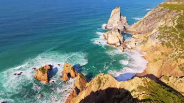 Cabo da Roca, Ursa Beach, Sea Stacks, Cliffs, Green Mountains ve Atlantik Okyanusu. Hava görüntüsü. Portekiz. Geriye ve Yukarı Taşıma