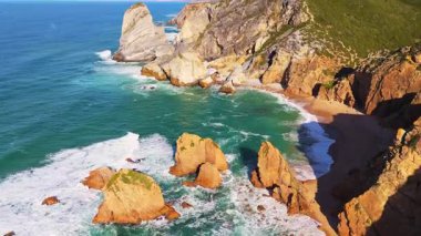Cabo da Roca, Ursa Beach, Sea Stacks, Cliffs ve Atlantic Ocean Waves Sunny Day 'de. Hava görüntüsü. Portekiz. İlerleyin, ilerleyin. Görüntü Görüntüsü