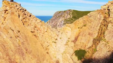 Cabo da Roca, Ursa Beach, Sea Stacks, Cliffs ve Atlantic Ocean Waves Sunny Day 'de. Hava görüntüsü. Portekiz. Kayalar arasında ilerliyoruz. Görüntü Görüntüsü