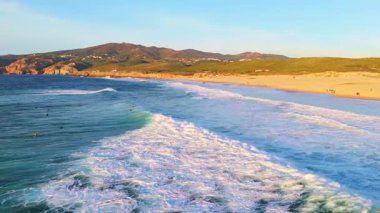Guincho Sahili, Sintra 'nın Yeşil Dağları ve Akşam Kayalıkları. Hava görüntüsü. Atlantik Okyanusu, Portekiz. Yörüngede