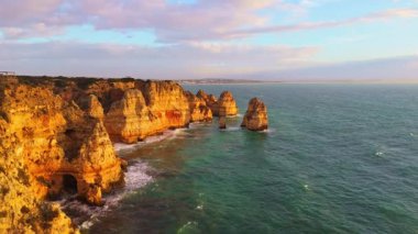 Ponta da Piedade Kaya oluşumları, Altın Kayalıklar ve Güneşli Sabah Atlantik Okyanusu. Hava görüntüsü. Lagos, Algarve, Portekiz. Geriye Taşıma