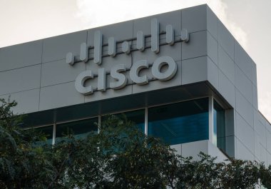 OEIRAS, PORTUGAL - 10 HAZİRAN 2026: Şirket logosu. Lagoas Parkı. Oeiras Portekiz