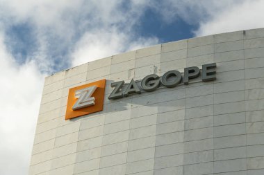 OEIRAS, PORTUGAL - 10 HAZİRAN 2026: Lagoas Park 'taki ofis binasındaki Zagope tabelası Blue Sky' a karşı. Şirket logosu. Oeiras, Portekiz