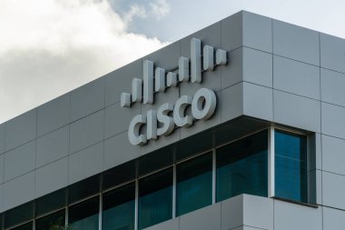 OEIRAS, PORTUGAL - 10 HAZİRAN 2026: Cisco Sistemleri İşareti. Şirket logosu. Lagoas Parkı. Oeiras Portekiz