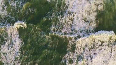 Atlantik Okyanusu Dalgaları ve Magoito Sahili. Portekiz. Havadan Tepeden Atış. İleriye Taşınma