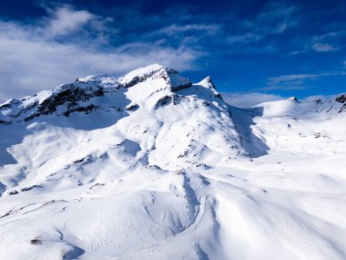 Güneşli kış gününde Reeti Dağı. İsviçre Alpleri. İsviçre. Hava Aracı Görüntüsü