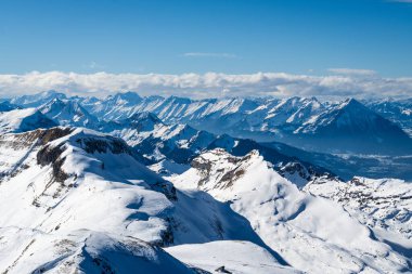Güneşli kış gününde Karlı Dağlar. Bernese İsviçre Alpleri. İsviçre