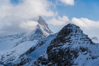 Schreckhorn Dağı, güneşli kış gününde. Bernese İsviçre Alpleri. İsviçre