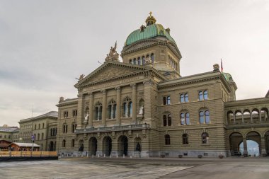 Bulutlu Gün ve Boş Bundesplatz 'da İsviçre Federal Sarayı' nın Kuzey Cephesi. Bern, İsviçre