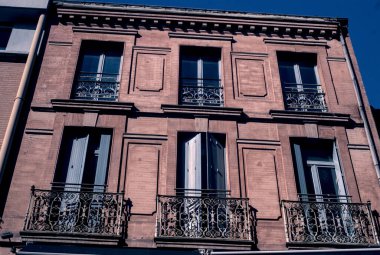 balkonlu ve pencereli ev