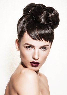 Güzel esmer zarif makyaj ile portresi