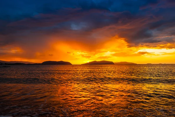 Puesta de sol en el complejo vacacional — Foto de Stock