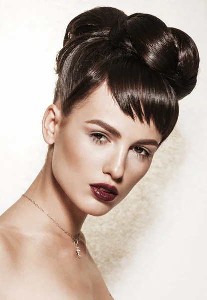 Portrait of gorgeous brunette with elegant makeup — Stock Photo, Image