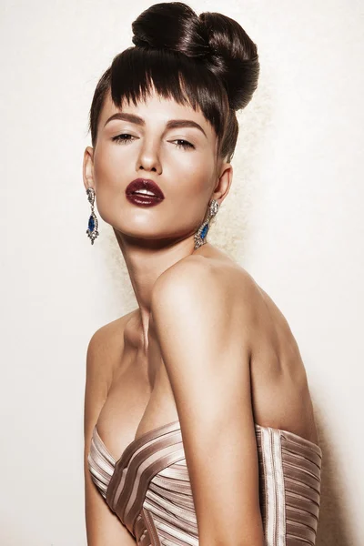 Portrait of gorgeous brunette with elegant makeup — Stock Photo, Image