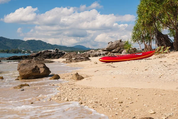 Fishing boat at beautiful sandy beach — Stock Photo, Image