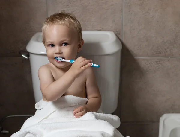 Toddler brushing his teeth after bath — Stock Photo, Image