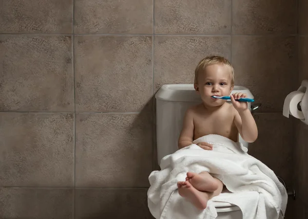 Toddler brushing his teeth after bath — Stock Photo, Image