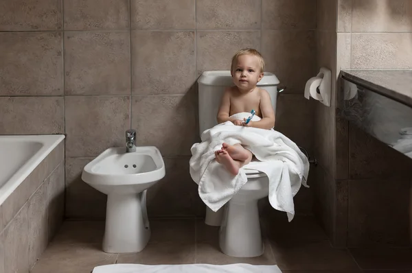 お風呂の後、歯を磨くの幼児 — ストック写真