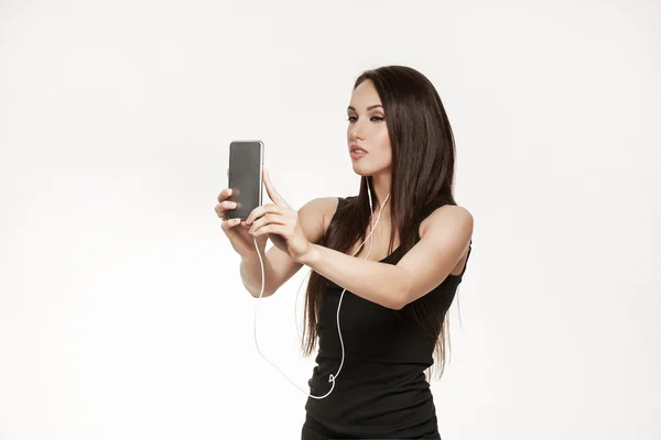 Jeune femme prenant selfie à la salle de gym — Photo