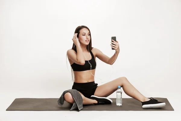 Mujer joven tomando selfie en el gimnasio —  Fotos de Stock