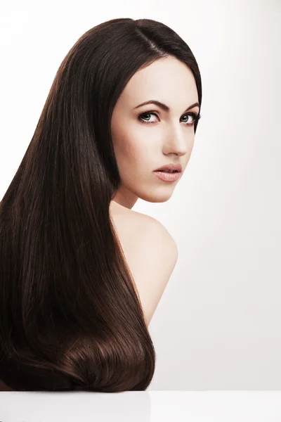 Mulher elegante com cabelo natural bonito — Fotografia de Stock