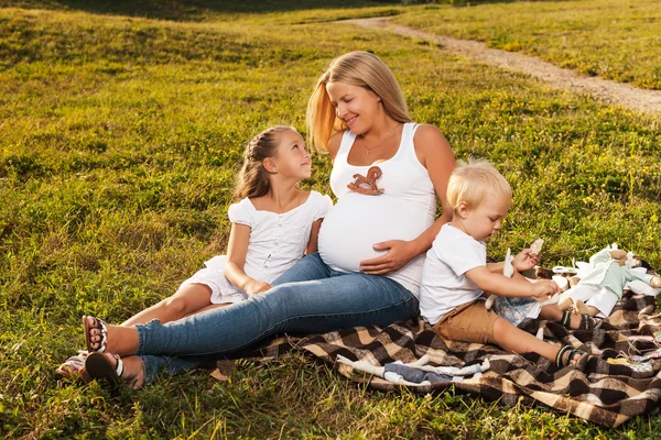 Těhotná žena s její děti — Stock fotografie