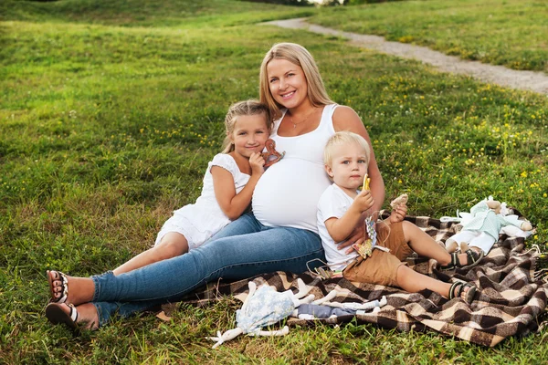 Těhotná žena s její děti — Stock fotografie