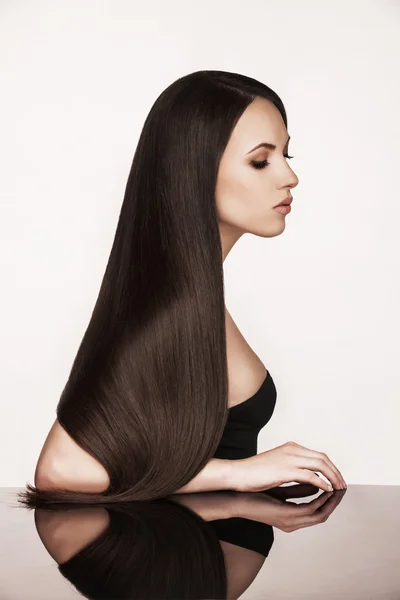 Mujer elegante con hermoso cabello natural — Foto de Stock