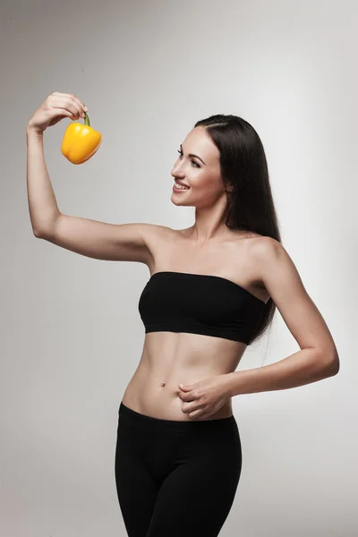 Imagen divertida de la mujer mostrando la coliflor — Foto de Stock