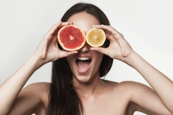 Imagem engraçada de mulher mostrando couve-flor — Fotografia de Stock