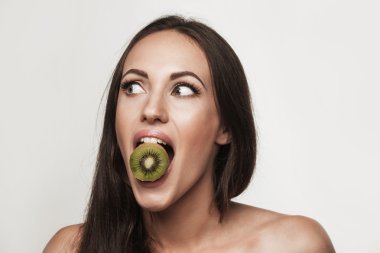 Komik kivi tutan genç kadın portresi