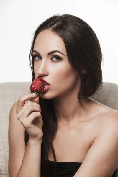 Mulher sexy comendo frutas — Fotografia de Stock