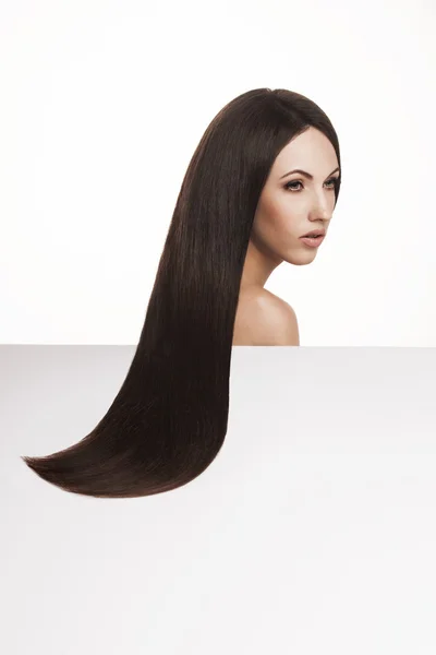 Preciosa mujer con hermoso cabello natural — Foto de Stock