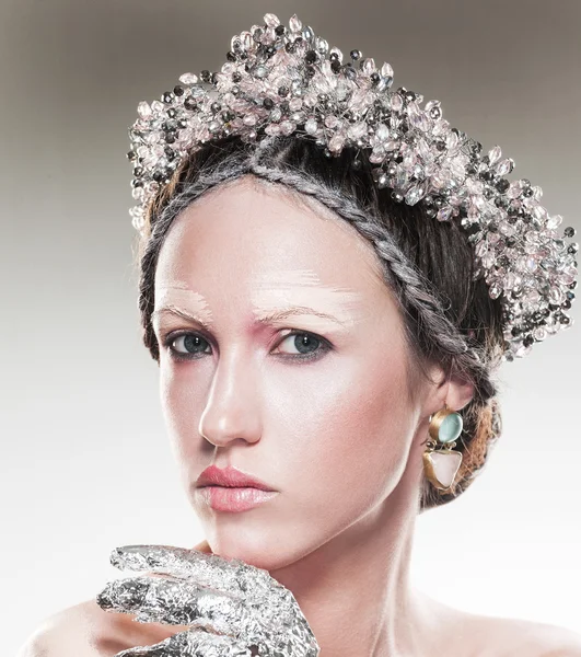 보석을 착용 하는 젊은 여자의 뷰티 아트 초상화 — 스톡 사진