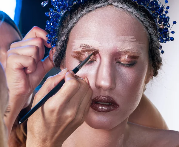 Dans les coulisses de la photo du mannequin portant un maquillage créatif — Photo