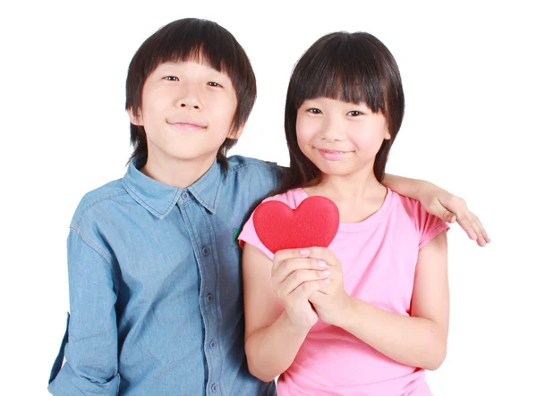 Два счастливых ребенка с валентинками сердца — стоковое фото