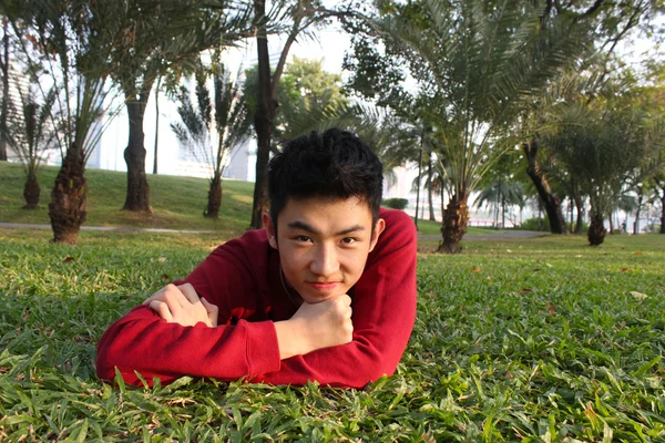 Retrato de un joven posando al aire libre . — Foto de Stock