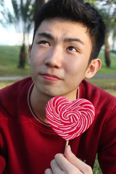 Retrato de chico asiático con piruleta — Foto de Stock